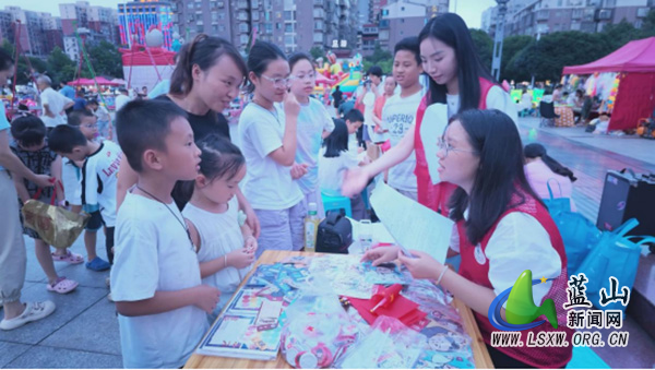 永州市源流青声宣讲团在蓝山县开展创新型市集微党课.jpg 永州市源流青声宣讲团在蓝山县开展创新型市集微党课.jpg