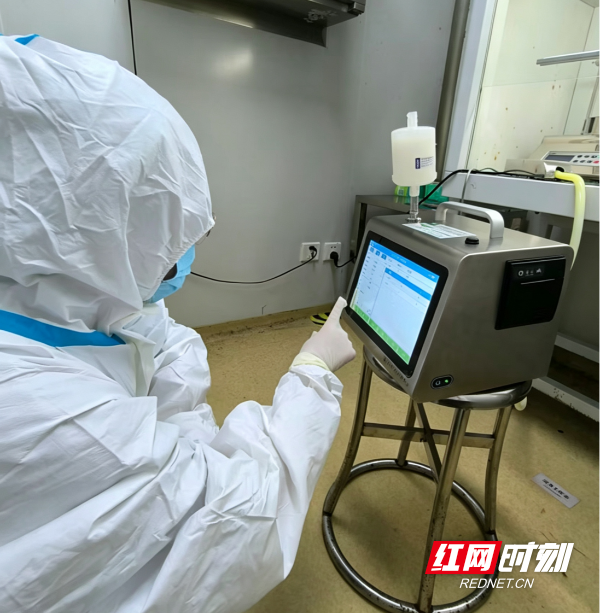 赵雅静操作激光尘埃粒子计数器.png
