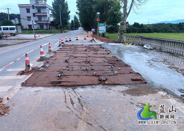 蓝山公路部门:迅速处置隐患 S571线道路抢修有序推进.jpg 蓝山公路部门:迅速处置隐患 S571线道路抢修有序推进.jpg