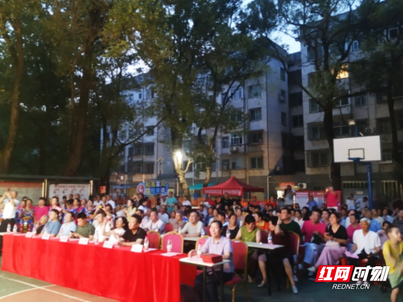 资兴市开展“育家风、淳民风、正社风”进社区主题活动，吸引社区居民和周边群众百余人参与。