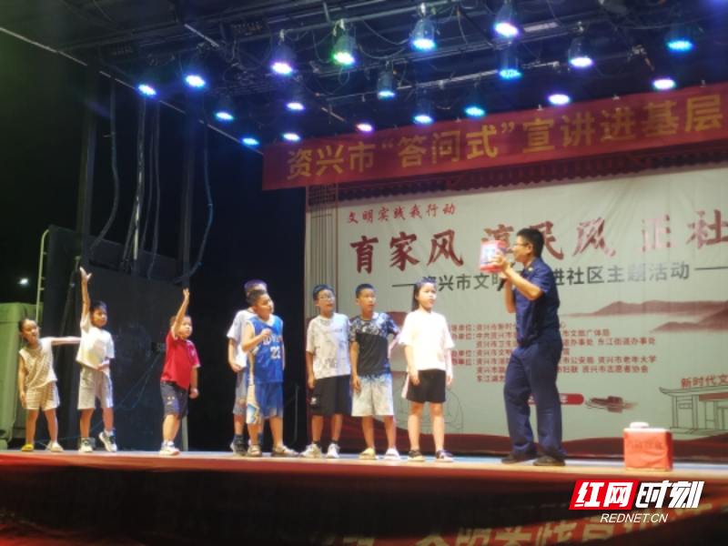 消防安全知识有奖问答环节，小朋友们争先恐后举手抢答。