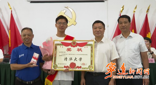 宁远县冷水镇:爱心助学励英才2_副本500.jpg 宁远县冷水镇:爱心助学励英才2_副本500.jpg
