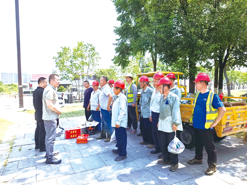 市政园林维护中心开展“夏日送清凉”慰问活动