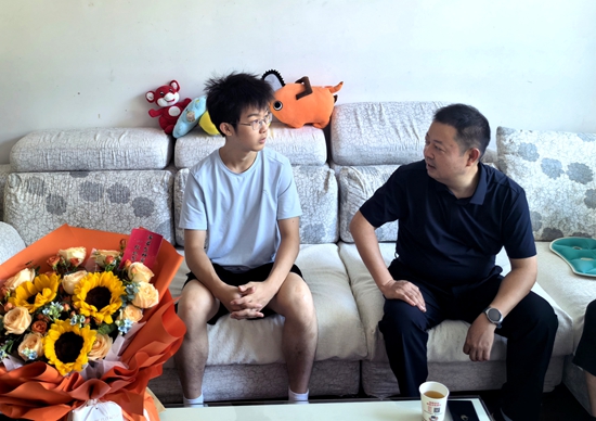 区领导看望慰问武陵源一中高考优秀学子
