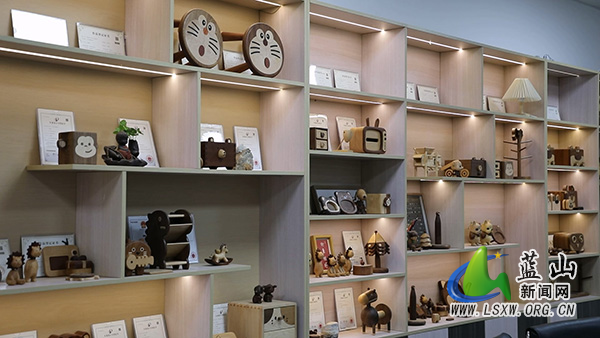 大桥瑶族乡:小车间闯出大市场 木制品远销海内外1.jpg 大桥瑶族乡:小车间闯出大市场 木制品远销海内外1.jpg