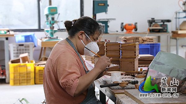 大桥瑶族乡:小车间闯出大市场 木制品远销海内外2.jpg 大桥瑶族乡:小车间闯出大市场 木制品远销海内外2.jpg