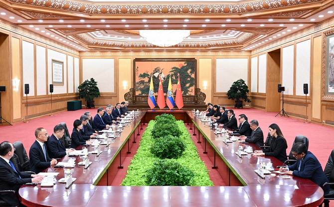 习近平同厄瓜多尔总统诺沃亚会谈