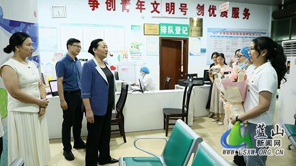 邓群走访慰问一线医务工作者.jpg 邓群走访慰问一线医务工作者.jpg