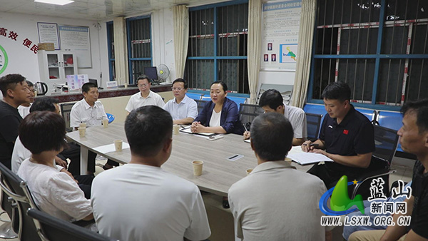 邓群到新圩镇调研并开展联村解忧“四个一批”活动.jpg 邓群到新圩镇调研并开展联村解忧“四个一批”活动.jpg