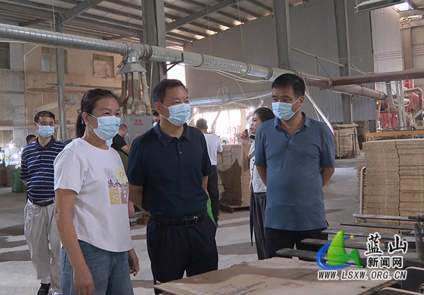 曹晓春带队开展“以竹代塑”产业及竹木加工产业园建设视察活动.jpg 曹晓春带队开展“以竹代塑”产业及竹木加工产业园建设视察活动.jpg