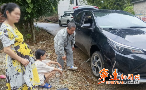 国网宁远县供电公司:孕妇车主车辆爆胎 供电员工暖心相助_副本500.jpg 国网宁远县供电公司:孕妇车主车辆爆胎 供电员工暖心相助_副本500.jpg