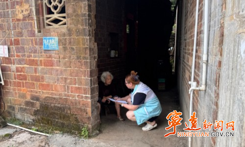 宁远县中和镇:走访摸实情 关爱护夕阳_副本500.jpg 宁远县中和镇:走访摸实情 关爱护夕阳_副本500.jpg