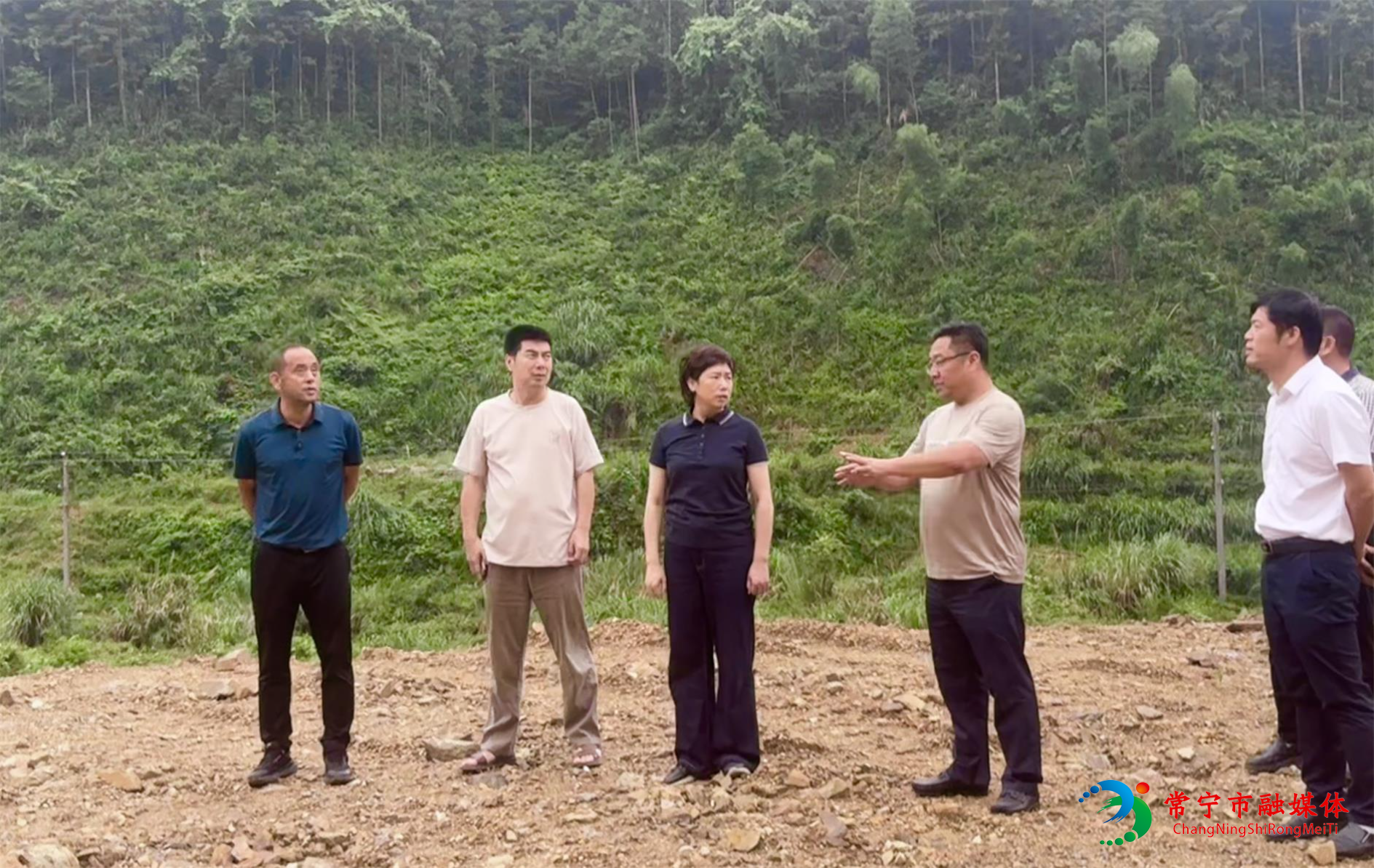 邓艳红调研.jpg 邓艳红调研.jpg