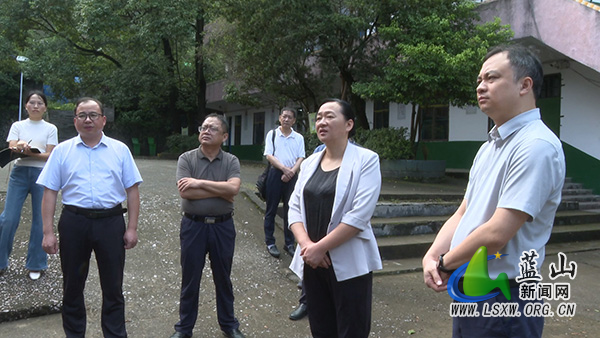 邓群调研乡镇中学教育工作.jpg 邓群调研乡镇中学教育工作.jpg
