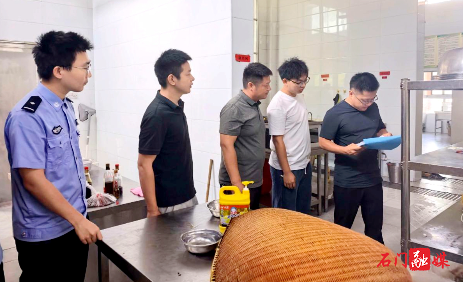 罗坪乡:联动检查“过筛子”,把好校园1.jpg 罗坪乡:联动检查“过筛子”,把好校园1.jpg