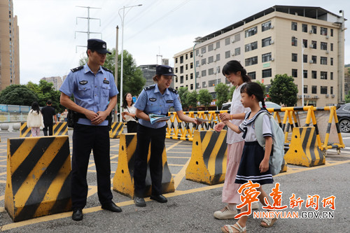 宁远公安筑牢校园平安防线2_副本500.jpg 宁远公安筑牢校园平安防线2_副本500.jpg