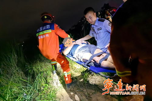宁远民警连夜开展救助六旬老人_副本500.jpg 宁远民警连夜开展救助六旬老人_副本500.jpg