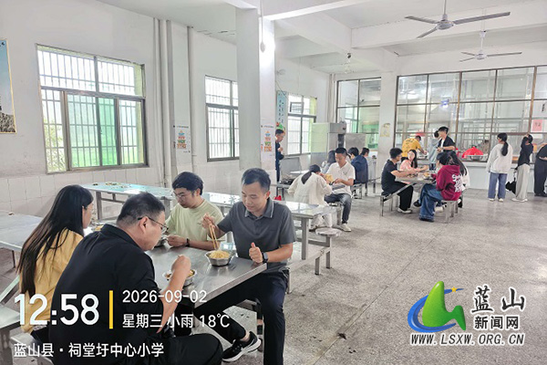 祠堂圩镇：检查校园食品安全并陪餐守护学生“舌尖安全”.jpg