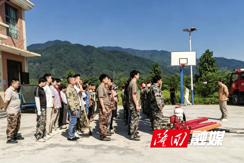图二:森林防灭火演练现场动员部署会.jpg 图二:森林防灭火演练现场动员部署会.jpg