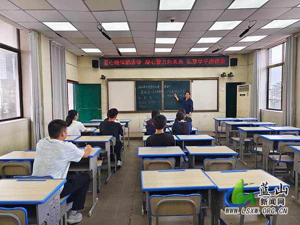 新圩学校开展弘慧学子座谈会.jpg 新圩学校开展弘慧学子座谈会.jpg