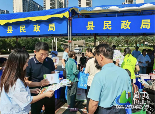 蓝山县民政局开展社会救助政策科普宣传.jpg