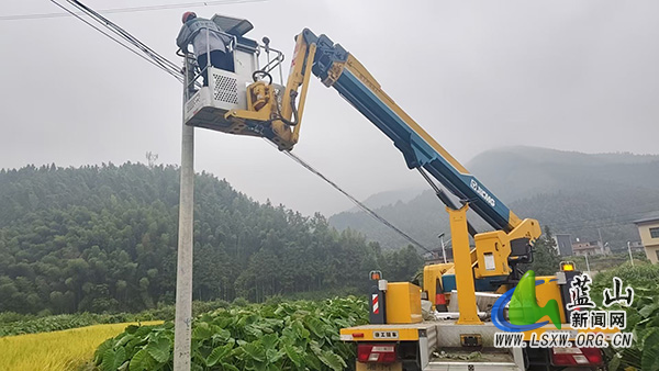 蓝山县城市管理和综合执法局帮扶乡村振兴联点村改善照明亮化设施.jpg