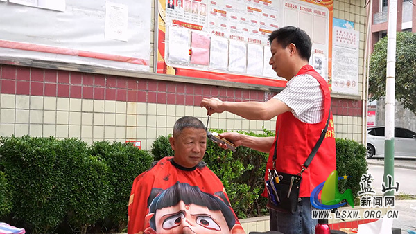 我县义剪暖民心 文明进社区.jpg 我县义剪暖民心 文明进社区.jpg
