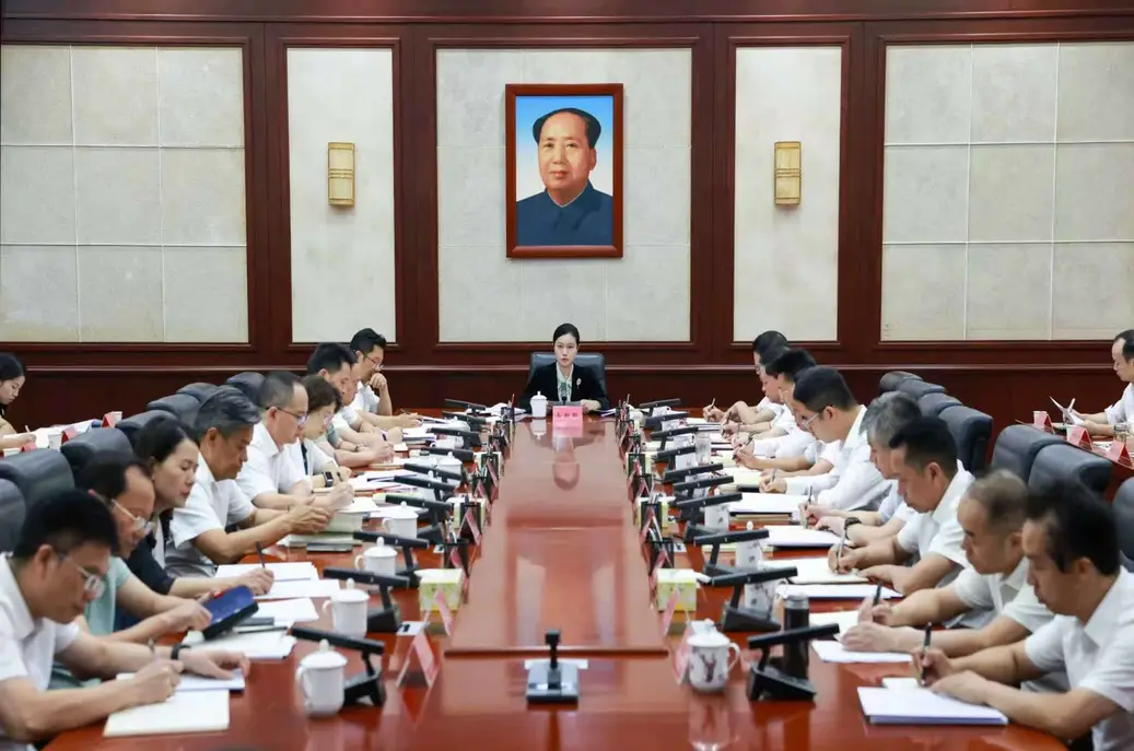 韦朝晖主持市委理论学习中心组集体学习