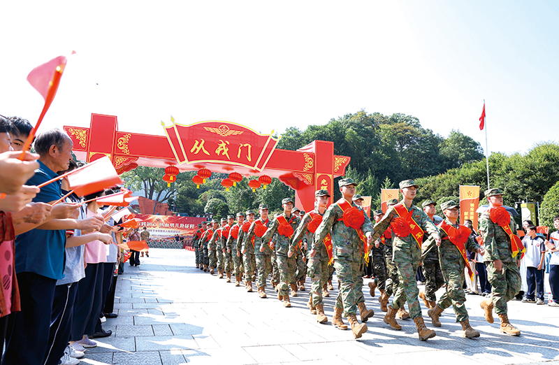 浏阳热血新兵“光辉起点”整装出征
