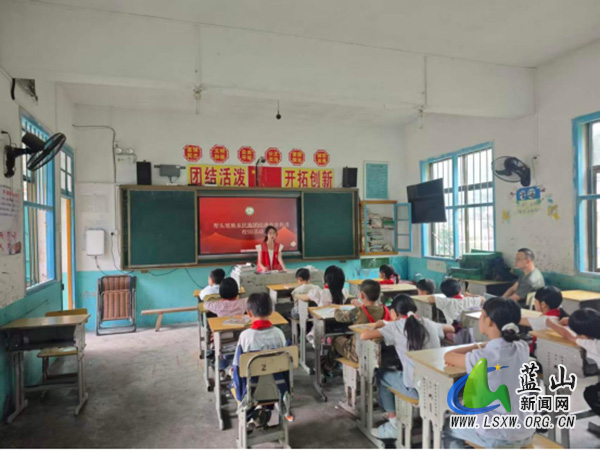 犁头瑶族乡开展民族团结进步宣传进校园活动.jpg