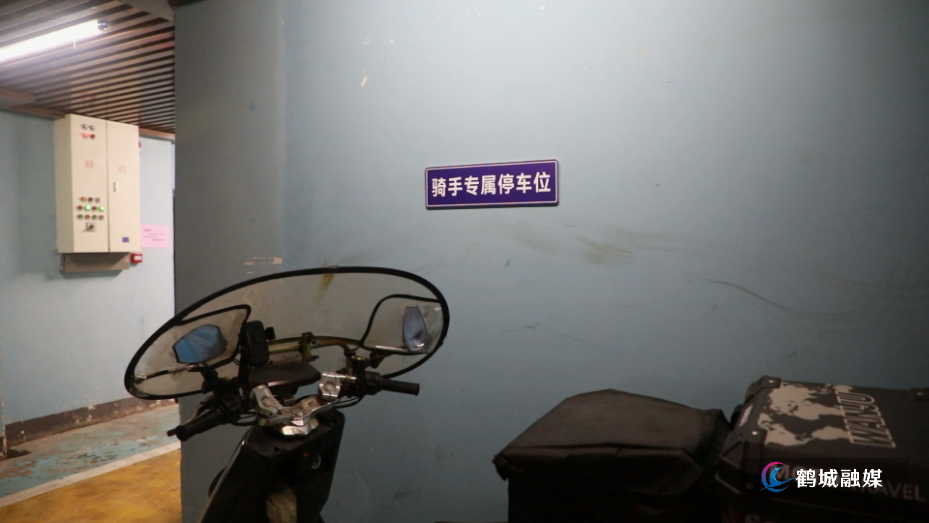 鹤城区着力破解骑手三难——进门、停车、休息难题逐步得到解决 初编.mp4_20260920_152732.481.jpg 鹤城区着力破解骑手三难——进门、停车、休息难题逐步得到解决 初编.mp4_20260920_152732.481.jpg