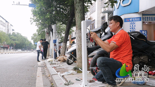 我县充电桩“落地”街边 群众出行更方便.jpg 我县充电桩“落地”街边 群众出行更方便.jpg