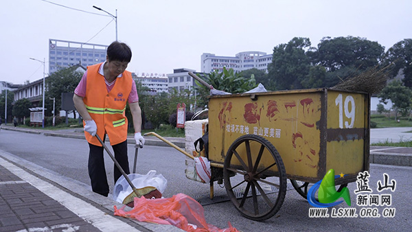 县环卫园林中心：国庆坚守不打烊 精细保洁护靓城.jpg