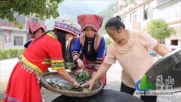 汇源瑶族乡：瑶寨粽香庆中秋 同心聚力惠群众2.jpg
