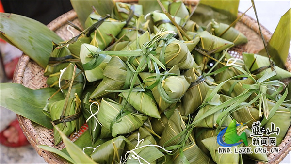 汇源瑶族乡：瑶寨粽香庆中秋 同心聚力惠群众1.jpg