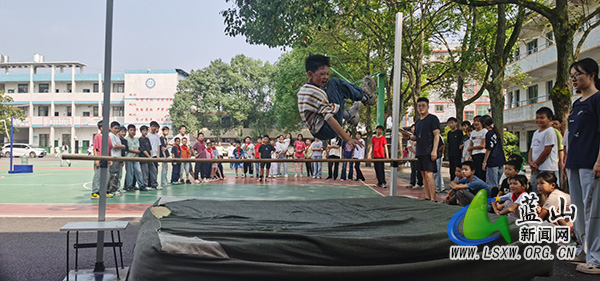 洪观学校举行趣味运动会.jpg 洪观学校举行趣味运动会.jpg
