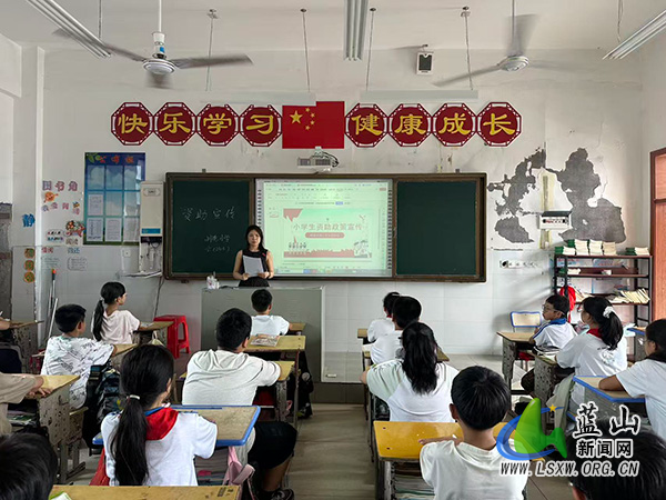 明德实验小学开展资助政策宣传工作.jpg 明德实验小学开展资助政策宣传工作.jpg