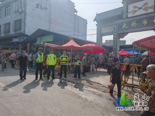 大桥瑶族乡：护航节前赶集路 筑牢交通安全防线.jpg