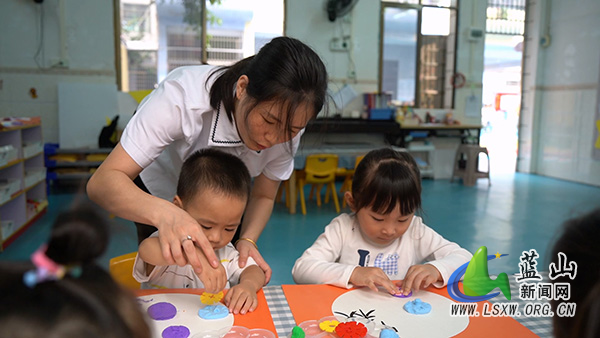 县实验幼儿园：童心揽明月 团圆贺中秋.jpg