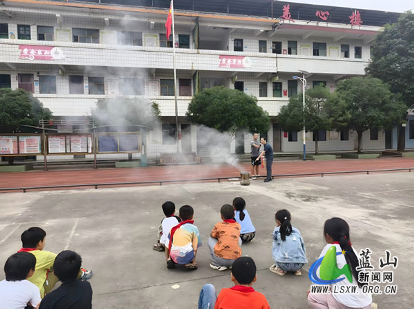 楠市中心小学开展消防、地震应急疏散演练.jpg 楠市中心小学开展消防、地震应急疏散演练.jpg