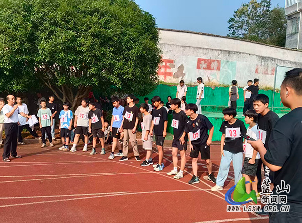 楠市中学第22届田径运动会圆满落幕.jpg 楠市中学第22届田径运动会圆满落幕.jpg