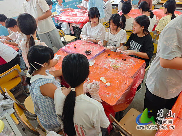 早禾学校开展“月满中秋巧手传情”劳动实践活动_1.jpg 早禾学校开展“月满中秋巧手传情”劳动实践活动_1.jpg