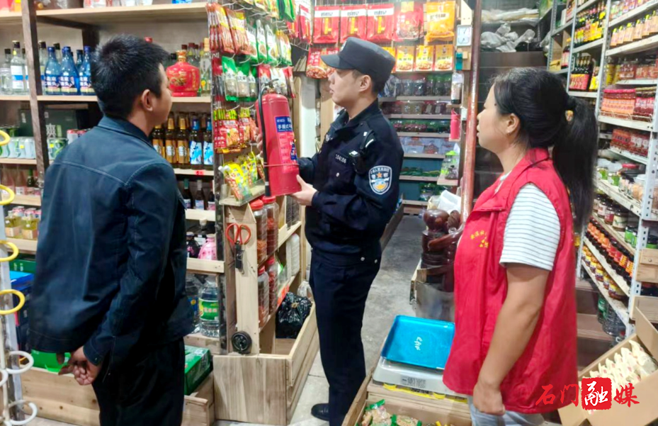 罗坪乡开展多领域安全专项检查 筑牢安全防线1.jpg