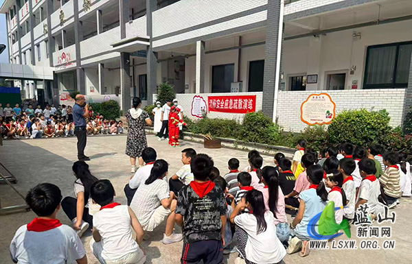 塔峰镇第六完小开展消防安全应急疏散演练.jpg 塔峰镇第六完小开展消防安全应急疏散演练.jpg