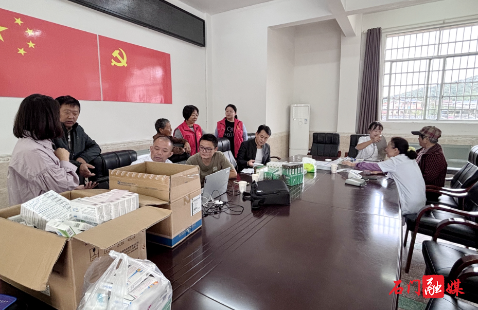 党群服务中心送药下乡 暖心服务守护健康1.jpg 党群服务中心送药下乡 暖心服务守护健康1.jpg