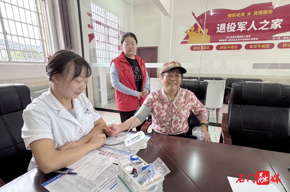党群服务中心送药下乡 暖心服务守护健康2.jpg 党群服务中心送药下乡 暖心服务守护健康2.jpg