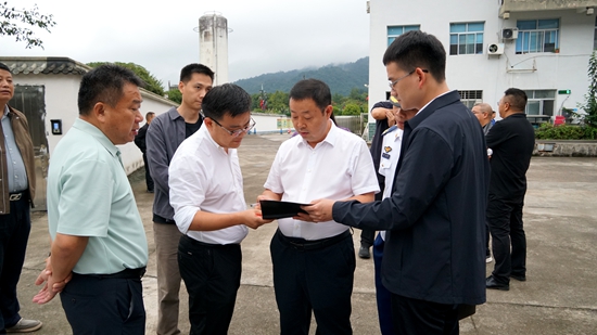 钟跃波督导检查假期旅游接待、生态环境保护和安全生产工作