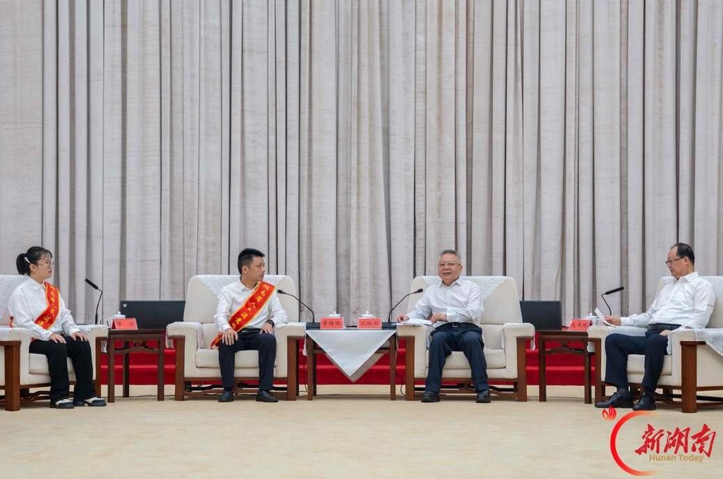 我省表彰第八届“人民满意的公务员”和“人民满意的公务员集体” 沈晓明毛伟明会见受表彰代表