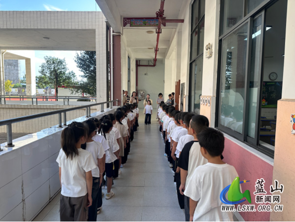 赤蓝桥小学一年级开展养正教育展示活动.jpg 赤蓝桥小学一年级开展养正教育展示活动.jpg