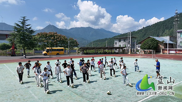 大桥学校:足球课不拼竞技 只为快乐奔跑.jpg 大桥学校:足球课不拼竞技 只为快乐奔跑.jpg